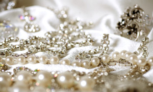 Beautiful jewelry costume jewelry made of white metal, the white